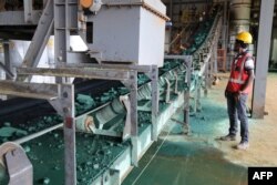Vipande vya madini ya cobalt yakitayarishwa kwa ajili ya kusafirisha nje ya nchi, na zaidi ni China katika kiwanda cha Lubumbashi, Jamhuri ya Kidemokrasia ya Congo, on Feb. 16, 2018. (Photo by SAMIR TOUNSI / AFP).