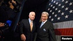 Senatorët John McCain dhe John Warner