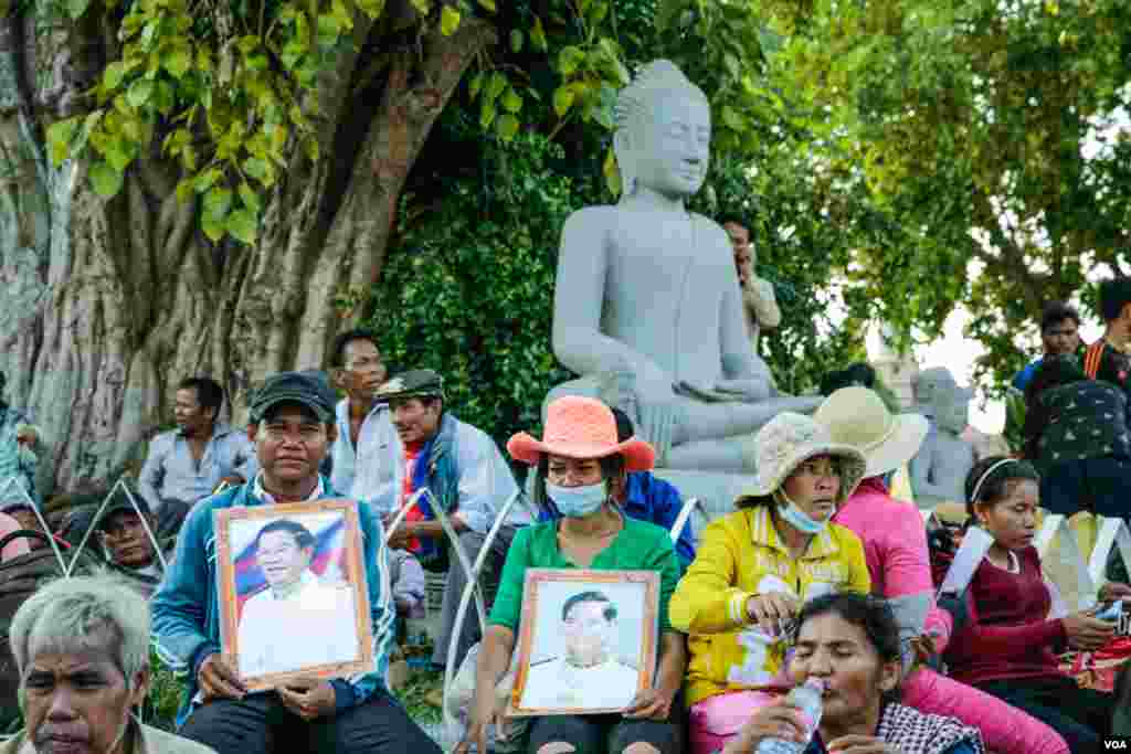 ប្រជាពលរដ្ឋពីខេត្តក្រចេះដែលរងជម្លោះដីធ្លី ទល់នឹងក្រុមហ៊ុនចម្ការកៅស៊ូមេមត់ ឡើងមកដង្ហែញាត្តិតាមដងផ្លូវនៅរាជធានីភ្នំពេញ ទាមទារសុំការដំណោះស្រាយដោយរដ្ឋាភិបាលទៅលើការបាត់បង់ដីធ្លីដែលពួកគាត់អះអាងថាជារបស់ពួកគាត់។ (ខាន់ សុគុំមនោ/VOA)