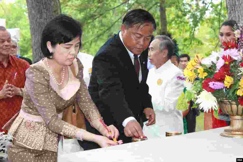 លោកអគ្គរាជទូត ជុំ ប៊ុនរ៉ុង និងភរិយា ក្នុងពេលសម្ពោធរូបសំណាកព្រះបាទជ័យវរ្ម័នទី៧ ក្នុងកម្មវិធីចូលឆ្នាំខ្មែរ នៅរដ្ឋធានីវ៉ាស៊ីនតោន កាលពីថ្ងៃអាទិត្យ ទី៣០ ខែមេសា ឆ្នាំ២០១៧។ (ភី សុភាដា/VOA)