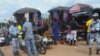 Des policiers effectuent des contrôles en plein marché, Bouaké, Côte d’Ivoire, 11 octobre 2017. 