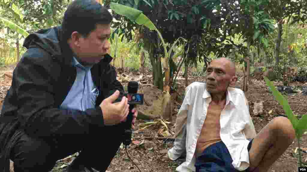 លោកសុខ ខេមរា VOA កំពុងសម្ភាសលោកអោ អានដែលរឿងក្តីរបស់លោកកំពុងជាប់គាំងនៅសាលាក្តីខ្មែរក្រហម។ (ហ៊ុល រស្មី/VOA)