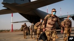 資料照片：法國軍人乘坐美國軍用運輸機抵達尼日爾首都尼亞美機場。 (2021年6月9日）