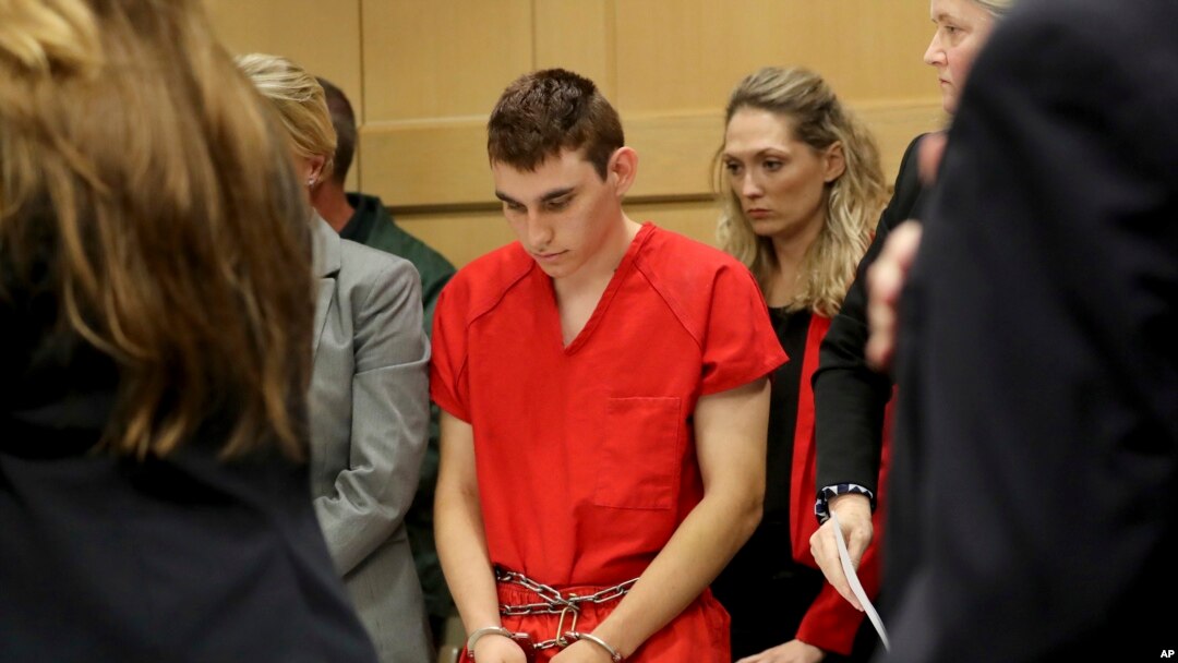 Nikolas Cruz, de 19 años, está acusado de matar a 17 personas y herir a muchas otras en el tiroteo del miércoles en la escuela secundaria en Florida.