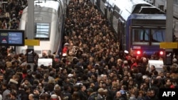 Plate-forme bondée à la gare de Lyon le 3 avril 2018 à Paris, le premier jour d'une grève de deux jours.