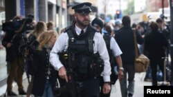 Présence de policiers armés sur les lieux d'une attaque au couteau à Russell Square à Londres, en Grande-Bretagne, 4 août 2016.