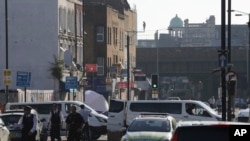 Des véhicules de la police près de la mosquée visée dans le nord de Londres, le 19 juin 2017.