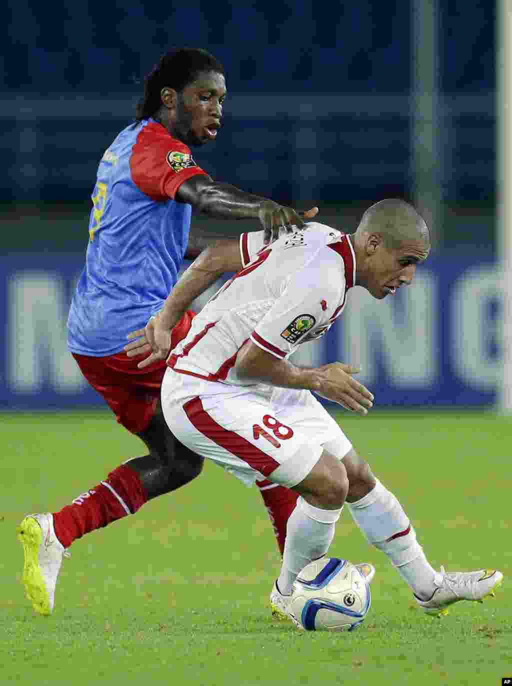 Dieudonné Mbokanide la RDC, à gacuhe, aux prises avec Wahbi Khazri de la Tunisie, à droite, au cours d'un macth du premier tour de la CAN 2015 à Bata, en Guinée équatoriale, le 26 janvier 2015.