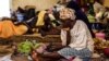 Des femmes assises sur des mousses étalées sur le pavement de l'hôpital pour femmes et enfants Maryam Abacha à Sokoto, Nigeria, 29 mai 2018. 