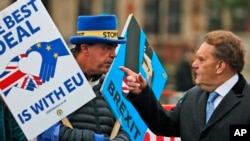Des manifestants pro-accord avec l'UE devant le Parlement, à Londres, le mercredi 6 mars 2019. 