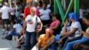 Familiares de detenidos tras las protestas por los resultados de las elecciones presidenciales esperan afuera de la prisión Yare 3 en San Francisco de Yare, Venezuela, el 16 de noviembre de 2024, luego de que el fiscal general Tarek William Saab anunció liberaciones. 