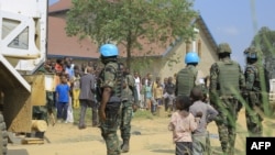 Des casques bleus malawites de la Mission de l'Organisation des Nations Unies pour la stabilisation en République démocratique du Congo (MONUSCO) montent la garde devant l'église catholique Emmanuel Butsili à Beni, le 27 juin 2021.