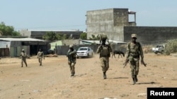Des membres de la Force spéciale d'Amhara retournent à la base militaire de la 5e division mécanisée de Dansha après avoir combattu le Front de libération du peuple du Tigré, à Danasha, région d'Amhara, près d'une frontière avec le Tigray, en Éthiopie, le 9 novembre 2020.