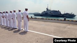 美國海軍人員觀看自由號停靠新加坡樟宜軍港(圖片來源：美國海軍) 