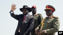 Le président Salva Kiir, accompagné du chef d'état-major de l'armée Paul Malong, lors d'une cérémonie de l'indépendance à Juba, Soudan du Sud, 9 juillet 2015. 