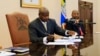 Rais wa Uganda Yoweri Museveni akisaini mswada dhidi ya mashoga na kuwa sheria mwaka 2014, katika ikulu ya rais ya Entebbe, February 24, 2014. 