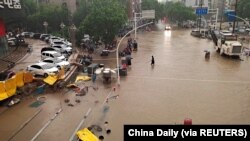 河南鄭州市暴雨後洪水氾濫的街道（2021年7月20日）