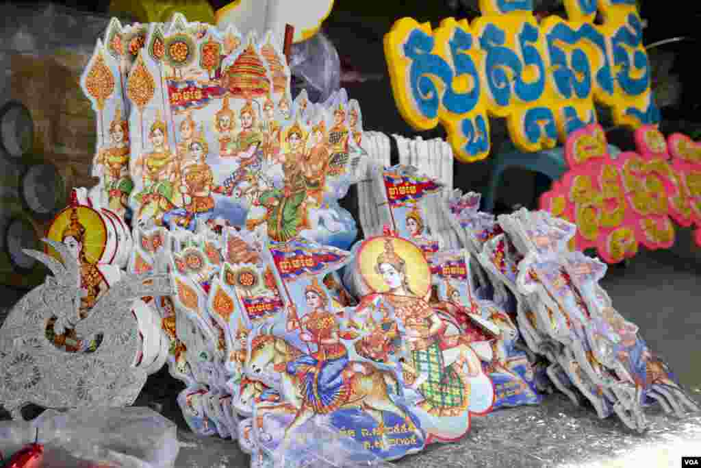 រូបតាំងលម្អសម្រាប់ការទទួលទេវតាឆ្នាំថ្មីឆ្នាំមមែ នៅថ្ងៃអង្គារ នៅក្បែរផ្សារកណ្តាលក្នុងទីក្រុងភ្នំពេញ។ 
