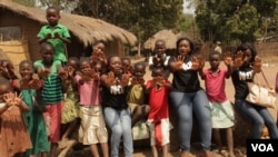 Des jeunes filles du Malawi protestent contre les abus subis par les enfants et les mariages de mineures. (L. Masina/VOA)