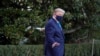 Le président Donald Trump salue les journalistes alors qu'il quitte la Maison Blanche pour se rendre à l'hôpital militaire Walter Reed après avoir été testé positif au coronavirus, vendredi 2 octobre 2020, à Washington. (AP Photo/Alex Brandon)