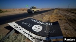 Un panneau du groupe Etat islamique renversé au bord de la route près de l’aéroport militaire d’Al-Al-Fateha, dans le sud d’Hawija, Irak, 2 octobre 2017.
