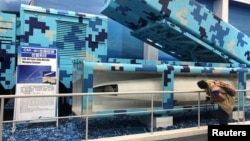 一名參觀者在廣東珠海航空展上觀看新型地對艦CM-401導彈系統。（2018年11月8日)
