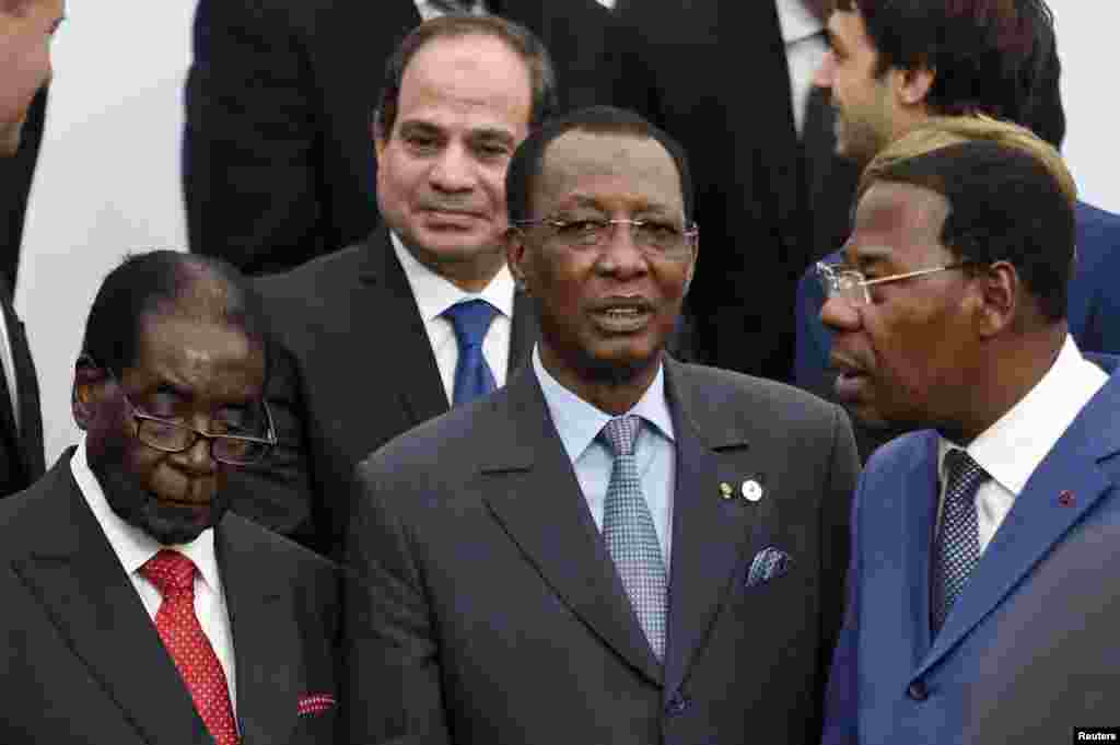 (De gauche à droite) : le président du Zimbabwe Robert Mugabe, le président égyptien Abdel Fattah El-Sisi, arrière-plan, le président Idriss Deby du Tchad, et le président Thomas Boni Yayi du Bénin posent pour une photo de famille à l’ouverture de la Conférence mondiale sur les changements climatiques 2015.