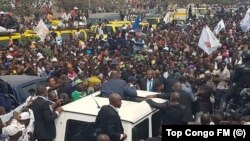 Jean-Pierre Bemba saluant la foule à Kinshasa lors de son retour en RDC, le 1er août 2018.