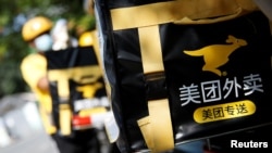 北京金融區的一個美團外送小哥騎著電摩在外送。 （2020年7月15日） 