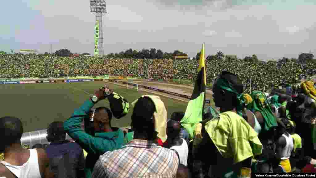 Caf-C1 : V.club concède le nul face à Sétif (2-2). Une vue de l'ambiance au satde Tata Raphael de Kinshasa, dimanche 26 octobre 2014. Valery Kusema/Photo Courtoisie