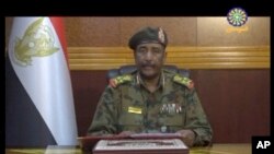 Image d'une vidéo fournie par Sudan TV, montrant le lieutenant-général Abdel-Fattah Burhan, chef du Conseil militaire de transition soudanais, TMC, faisant une annonce diffusée à Khartoum, au Soudan, le 4 juin 2019.
