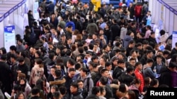 2019年3月21日，中國遼寧省沉陽市一所大學的畢業生參加了招聘會。
