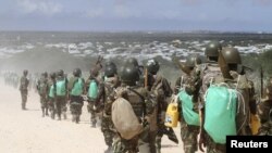 Des soldats de l'Amisom originaire du Burundi patrouillent près de Mogadiscio, le 22 mai 2012.
