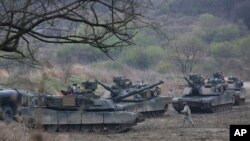 Des chars américains en action lors d’une manœuvre militaire à Paju, en Corée du Sud, près de la frontière avec la Corée du Nord, le 14 avril 2017.
