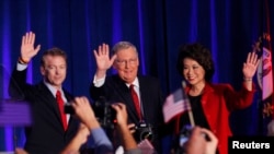 Le triomphe des républicains mardi soir, avec (de g. à dr.), le sénateur Rand Paul du Kentucky, le chef de la minorité au Sénat, Mitch McConnell, son épouse et l'ancienne secrétaire au Travail Elaine Chao (Reuters)