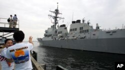 停靠在日本橫須賀海軍基地的美國海軍“麥坎貝爾”號導彈驅逐艦 - 資料照片