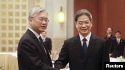 國台辦主任張志軍（右）與時任陸委會主委夏立言2015年10月14日在廣州會晤（路透社）