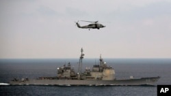 美國印度日本聯合軍事演習中的美國軍艦和直升機（2015年10月17日）