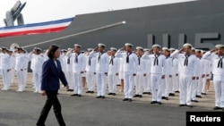 台灣總統蔡英文在高雄海軍基地主持兩艘海軍軍艦成軍典禮時檢閱海軍士兵。 （2018年11月8日）