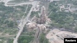 在俄軍炮火猛烈打擊下，烏軍聯合行動小組炸燬了一座連接北頓涅茨和呂西昌斯克的橋梁。