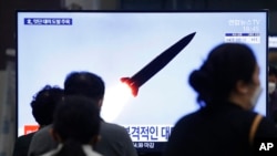 首爾地鐵水西站電視屏幕播放的北韓發射導彈的資料畫面。 (2021年3月25日)