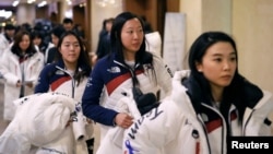 南韓女子冰球隊隊員在首爾參加完2018年平昌冬奧會開幕前召開的一個儀式之後離開。（2018年1月24日）