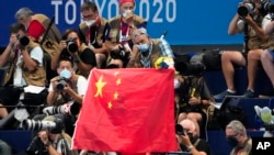 2020東京奧運一場游泳項目決賽的頒獎台上飄揚著的中國國旗。 （2021年7月29日）