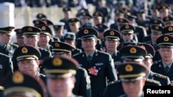 中國解放軍的代表3月4日走向人大會堂出席人大會議