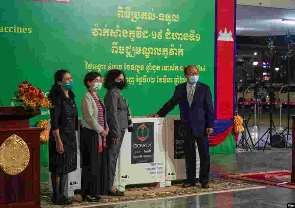 វ៉ាក់សាំងបង្ការជំងឺកូវីដ១៩ របស់ក្រុមហ៊ុន AstraZeneca មកដល់អាកាសយានដ្ឋានអន្តរជាតិភ្នំពេញ ថ្ងៃអង្គារ ទី២ ខែមីនា ឆ្នាំ២០២១។ (ខាន់ សុគុំមនោ/វីអូអេ)