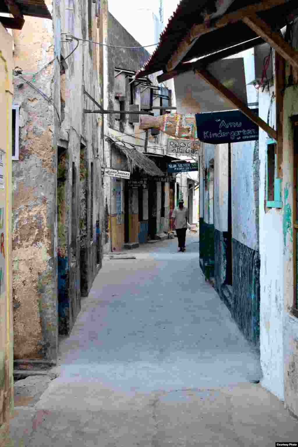 L'UNESCO a déclaré la vieille ville de Lamu un site du patrimoine mondial car il est "le plus ancien et le mieux préservé de peuplement swahili en Afrique de l'Est", dont les rues ancienne remontent au 12ème siècle. Photo du 26 novembre 2014. (Hilary Heuler / VOA News)