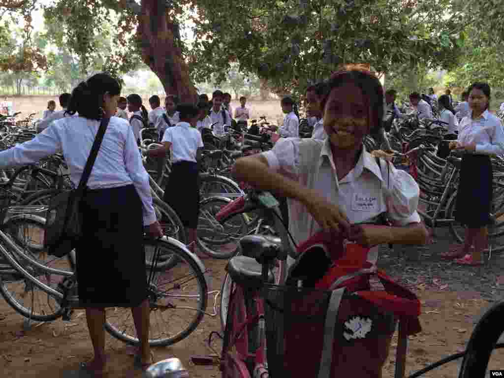សិស្សស្រីនៅវិទ្យាល័យហ៊ុន សែនប្រាសាទបាគង ដែលលោកស្រី Michelle Obama បានទៅធ្វើទស្សនកិច្ចនៅថ្ងៃសៅរ៍ ទី២១ ខែមីនា ឆ្នាំ២០១៥ ក្នុងខេត្តសៀមរាប នៃប្រទេសកម្ពុជា។