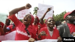 Manifestantes protestan en Nigeria contra el grupo terrorista que secuestró a las alumnas de secundaria.