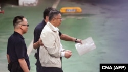 台灣民眾黨主席、前台北市長柯文哲因涉貪腐案2024年9月5日再度被警方羈押前往一輛開往看守所的警車。