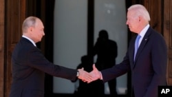 Rais wa Marekani Joe Biden alipokutana na Rais wa Russia Vladimir Putin mwaka 2021 Geneva, Uswiz